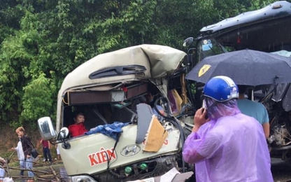 Phú Thọ: Xe tải va chạm với xe khách, 11 người bị thương