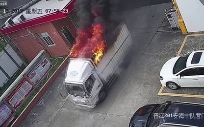 Tài xế lái ôtô bốc cháy vào trạm cứu hỏa