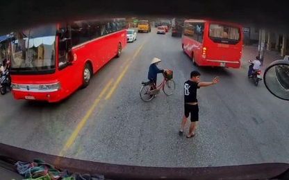 Tài xế container giúp bà cụ dắt xe đạp sang đường