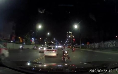 Hoảng hồn với pha lái xe máy chặn đầu ôtô ngược chiều