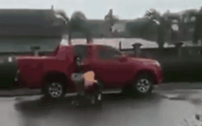 Clip: Ám ảnh cảnh chồng cầm kéo tấn công dã man vợ cũ