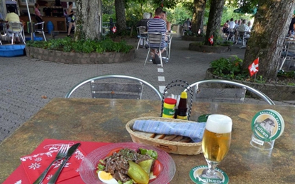 Nơi ăn tối ở Thụy Sĩ có thể với tay sang Đức lấy bia
