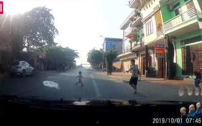 Thót tim cảnh bé trai lao ra đường trước mũi xe taxi