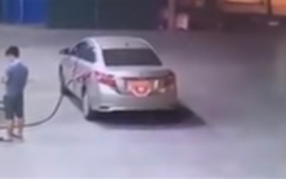 Clip ô tô che biển số bỏ chạy sau khi đổ xăng