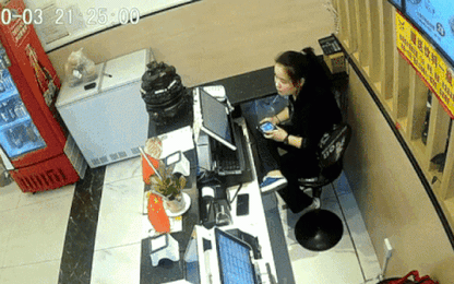 Ôtô lao vào nhà hàng đâm văng cô gái