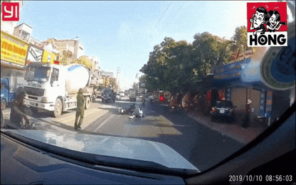 Nam thanh niên gây phẫn nộ khi lạng lách "thông chốt"