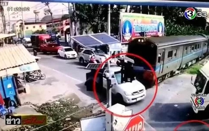 Ôtô và xe máy cùng bị tàu hỏa đâm