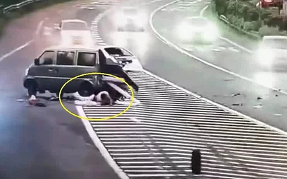 Hai người rơi khỏi ôtô sau tai nạn liên hoàn trên cao tốc