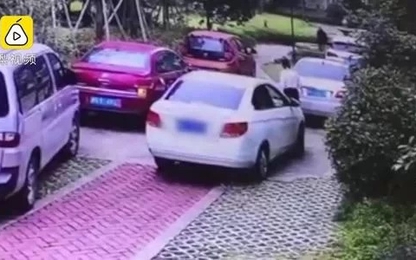 Nữ tài xế đạp liên tiếp vào ôtô khác vì bị chắn đường