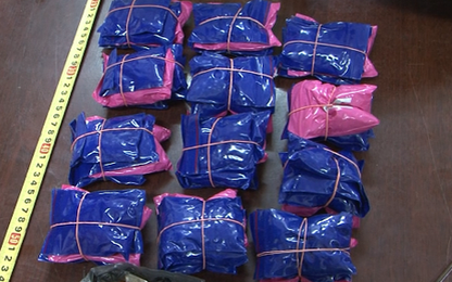 Cảnh sát bắt hai kẻ vận chuyển 12.000 viên ma túy