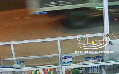 Kinh hoàng khoảnh khắc xe tải phóng nhanh bỗng dừng đột ngột