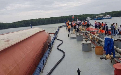 Đang khẩn trương trục vớt tàu container chìm trên sông Lòng Tàu