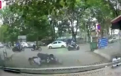 Nam học sinh ôm cua ngã trước đầu ôtô
