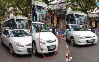 Ô tô đỗ nghênh ngang giữa phố cổ Hà Nội, khiến dân phẫn nộ