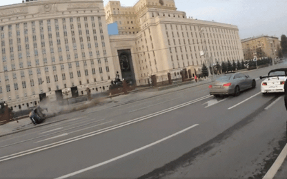 Ô tô mất lái, phanh gấp, lộn nhào trên đường