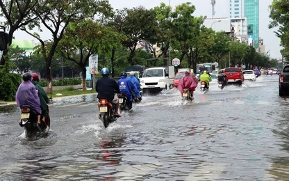 Mưa lớn nhiều tuyến phố ở Đà Nẵng ngập chìm trong nước