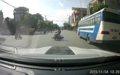 Học sinh phóng xe máy vượt ẩu gây tai nạn