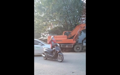 "Tâm bất biến", "ninja lead" dừng xe giữa đường để đeo khẩu trang