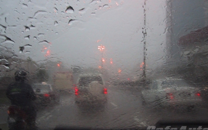 7 lưu ý tránh mất tiền oan khi đi dưới mưa bão