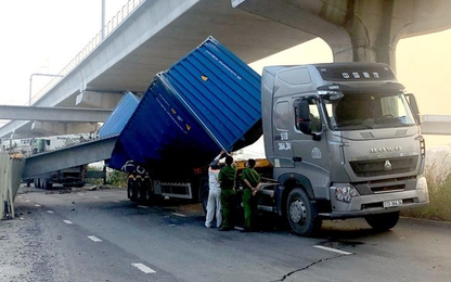 Điều tra nguyên nhân gây sập dầm cầu bộ hành Suối Tiên