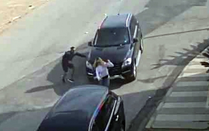 Xe SUV trôi dốc chèn cô gái vào ôtô khác