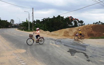 Quảng Nam:Bãi tập kết cát trái phép cạnh đường tránh QL1A, TNGT rình rập