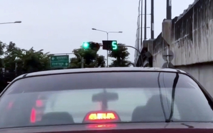 Đèn giao thông đỏ 2 phút nhưng xanh chỉ 5 giây