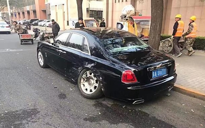 Ôtô Mazda đâm gãy trục xe Rolls-Royce đỗ bên đường