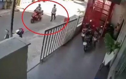 Quên rút chìa khóa, người phụ nữ mất xe máy khi đưa con vào lớp