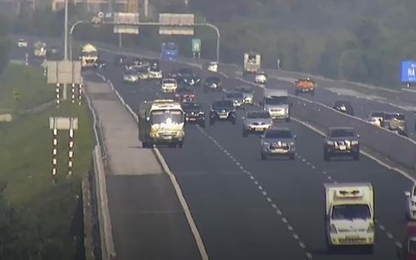 Ôtô bắt khách trên đường cao tốc