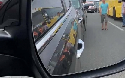 Tài xế Việt mở đường cho xe cấp cứu trên cao tốc