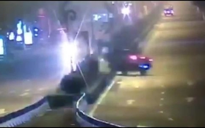 Xe bán tải tông cột đèn làm tắt hàng chục bóng cao áp