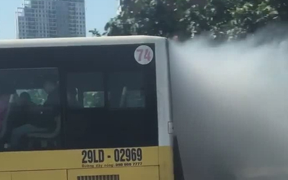 Xe bus nhả khói mù mịt trên đường