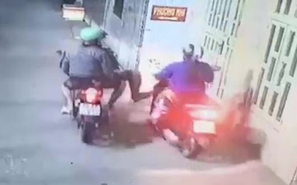 Camera ghi hình 2 phụ nữ bị cướp tấn công