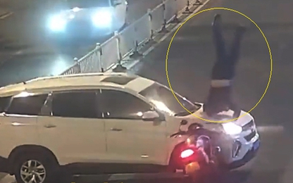Người đi xe máy lộn dựng đứng khi đâm ôtô