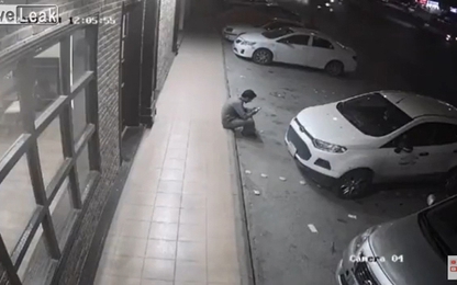 Người đàn ông nhảy nhanh như cắt tránh ôtô mất lái