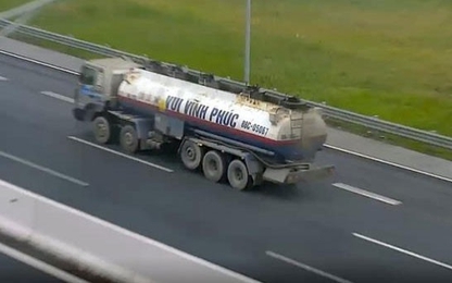 Xe bồn đi lùi trên cao tốc Hà Nội - Hải Phòng