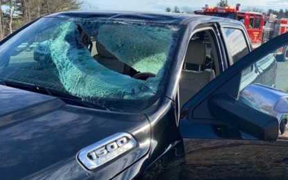 Tài xế rách mặt vì tảng băng chém vỡ kính chắn gió