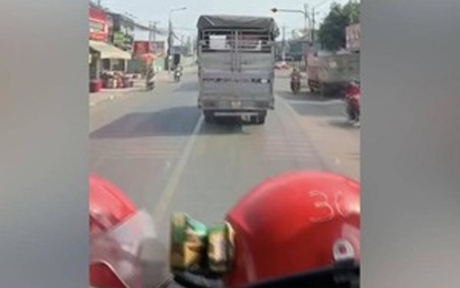 Mặc xe cứu hỏa hú còi inh ỏi, xe tải vẫn quyết không nhường đường