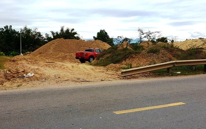 Phá dỡ hộ lan lập bãi tập kết cát lậu chiếm hành lang quốc lộ