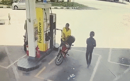 Tên cướp giật dây chuyển khi tài xế đang đổ xăng
