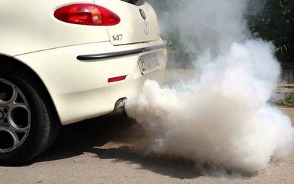 Ô tô xả khói màu trắng báo hiệu điều gì?