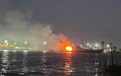 Tàu chở xăng bốc cháy trên sông Đồng Nai, 2 người tử vong