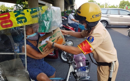 TP.HCM: Cảnh sát giao thông tặng mỳ gói cho người nghèo chống dịch Covid-19