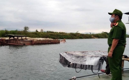 Bắt nóng 4 thuyền chở cát lậu