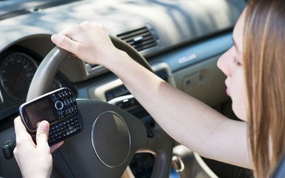 Sử dụng điện thoại khi lái xe: Phạt tiền và tước bằng lái