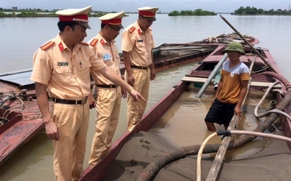 Cảnh sát mật phục bắt giữ 8 tàu hút cát 'lậu' trên sông Hồng