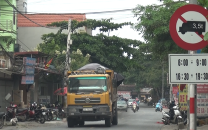 Hà Nội: Xe tải trọng lớn náo loạn đường cấm giữa ban ngày