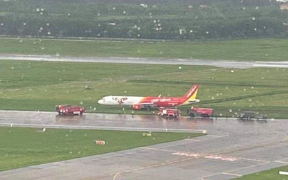Máy bay của Vietjet gặp sự cố hạ cánh trượt đường băng Tân Sơn Nhất