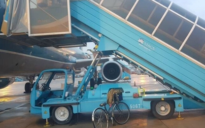 Điều tra nguyên nhân hành khách tử vong khi ngã xe thanh xuống máy bay